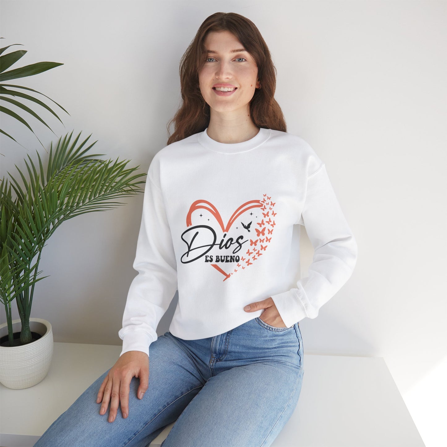 Dios es Bueno Heart Sweatshirt | Unisex Heavy Blend™ Crewneck